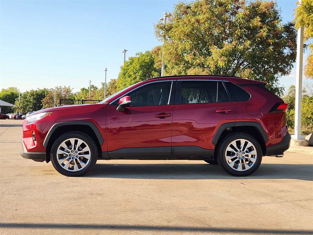 2022 Toyota RAV4 XLE Premium photo 4
