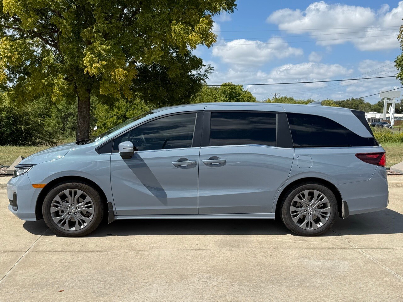 2025 Honda Odyssey Touring photo 2