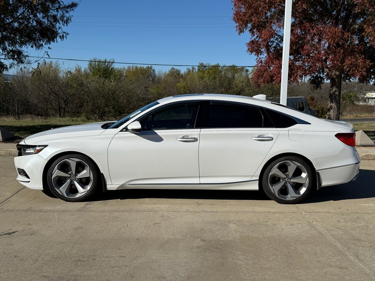 2018 Honda Accord Touring 2.0T photo 2