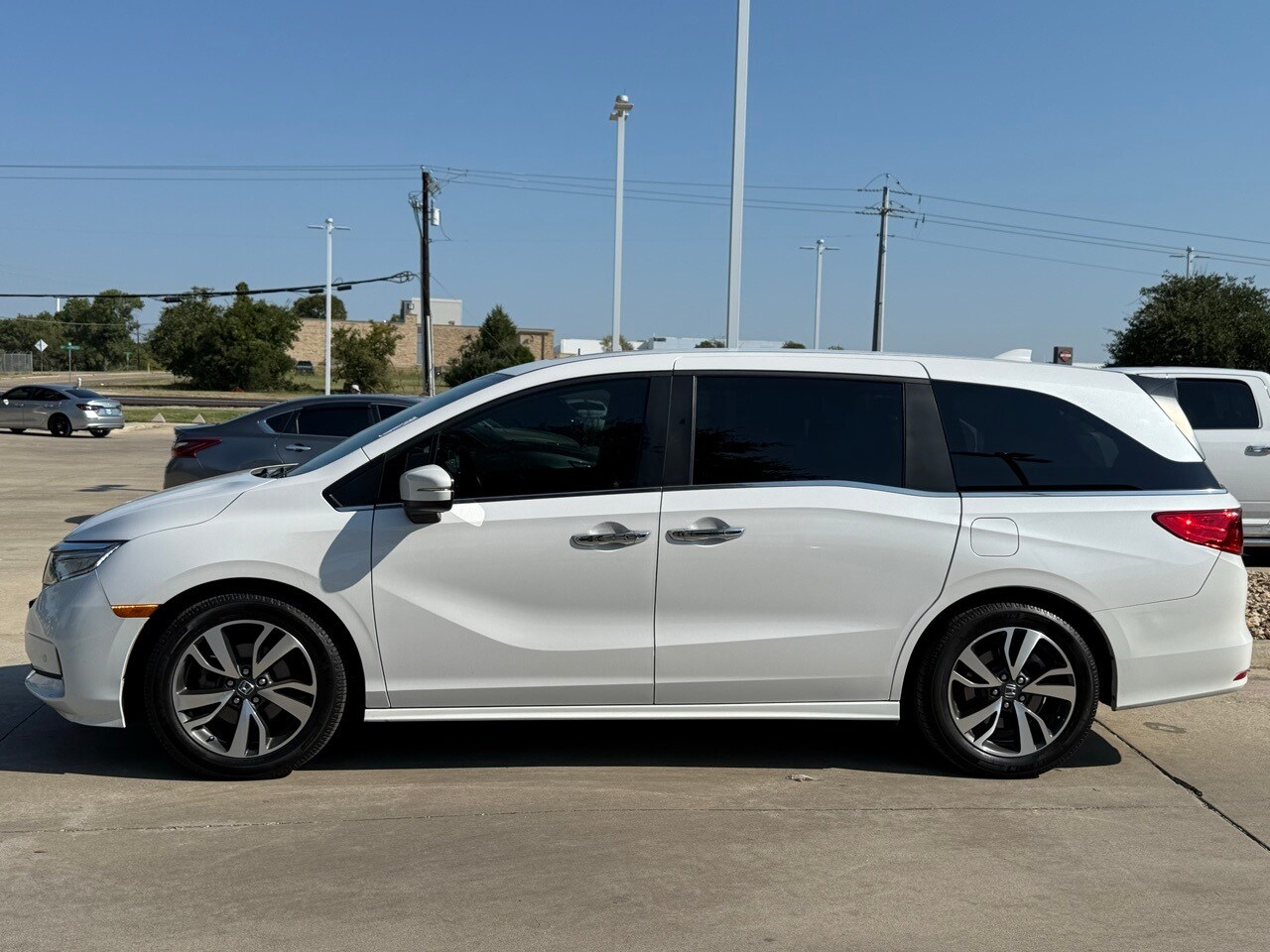 2023 Honda Odyssey Touring photo 2