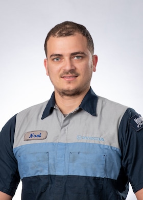 Staff member Noel Rivera from ID_5afdd4aeb023