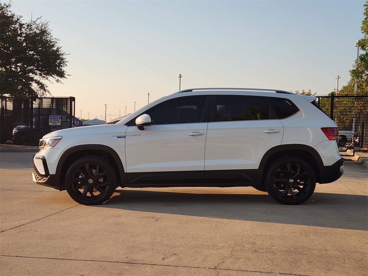 2023 Volkswagen Taos SE photo 4