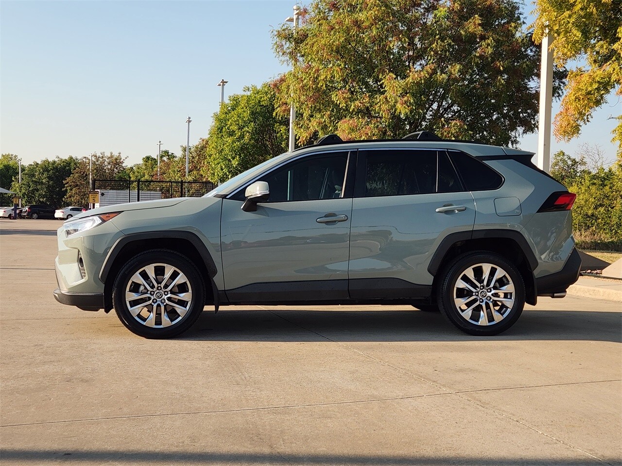 2021 Toyota RAV4 XLE Premium photo 3