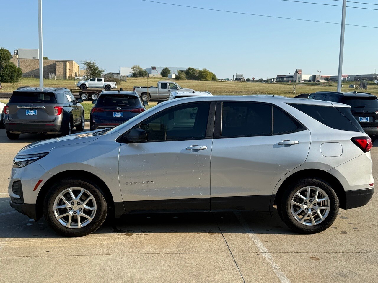 2022 Chevrolet Equinox LS photo 2