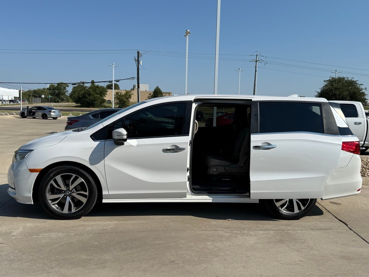 2023 Honda Odyssey Touring photo 3