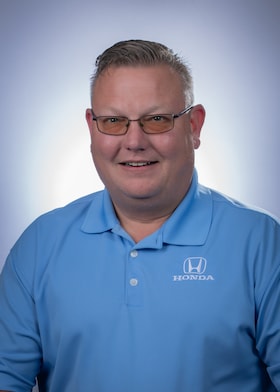 Staff member Dee Alexander from ID_19defe29d6b8