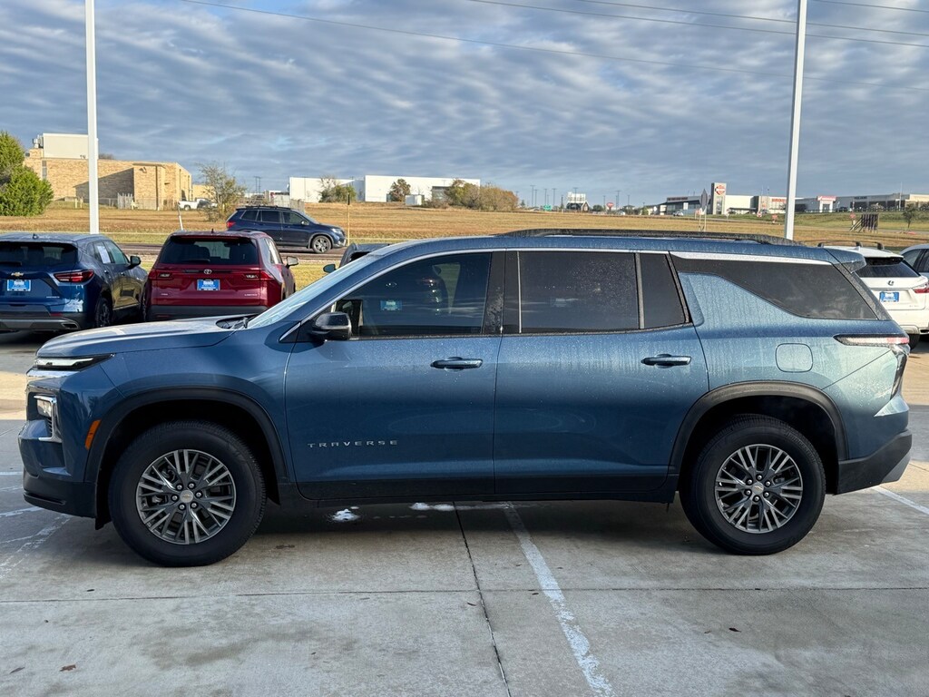 Used 2025 Chevrolet Traverse LT SUV
