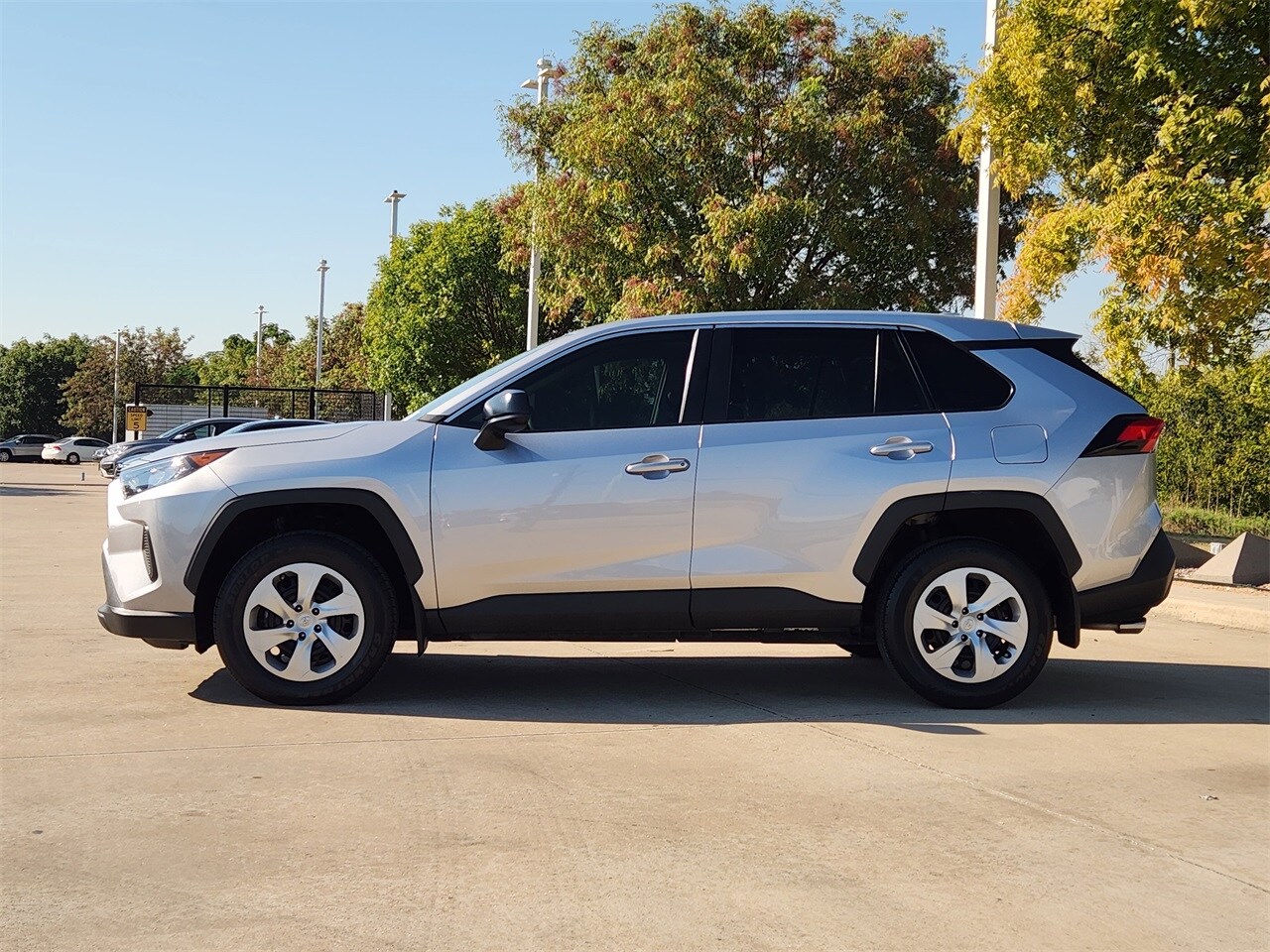 2022 Toyota RAV4 LE photo 4