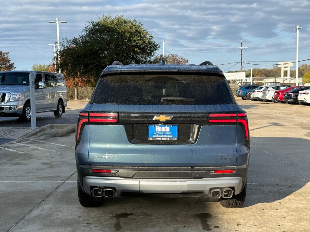 Used 2025 Chevrolet Traverse LT SUV