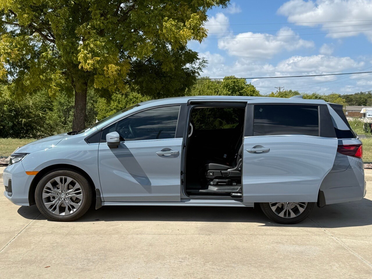 2025 Honda Odyssey Touring photo 3