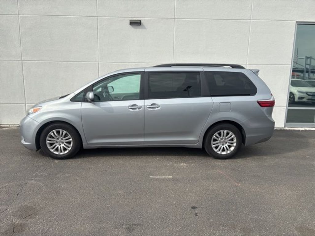 Used 2016 Toyota Sienna XLE Premium 8 Passenger Van