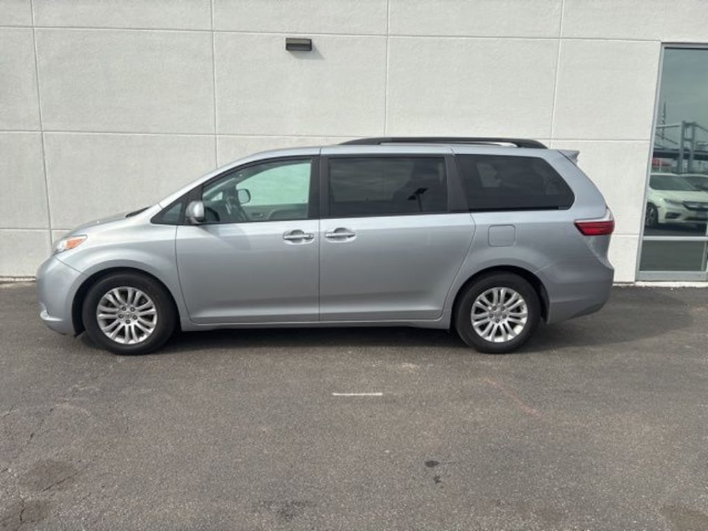 Used 2016 Toyota Sienna XLE Premium 8 Passenger Van
