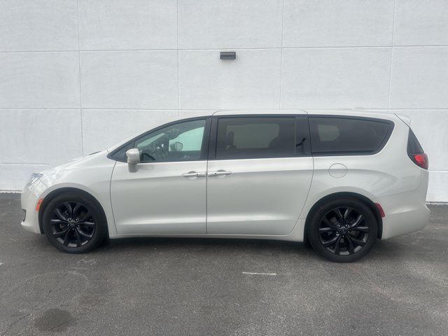 2019 Chrysler Pacifica Touring Plus photo 2