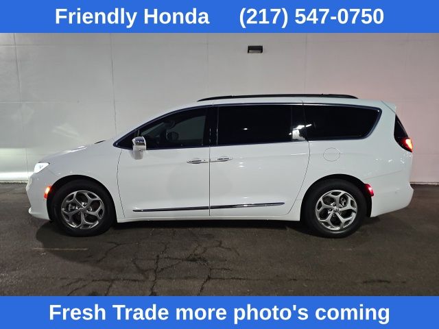 2022 Chrysler Pacifica Limited's photo