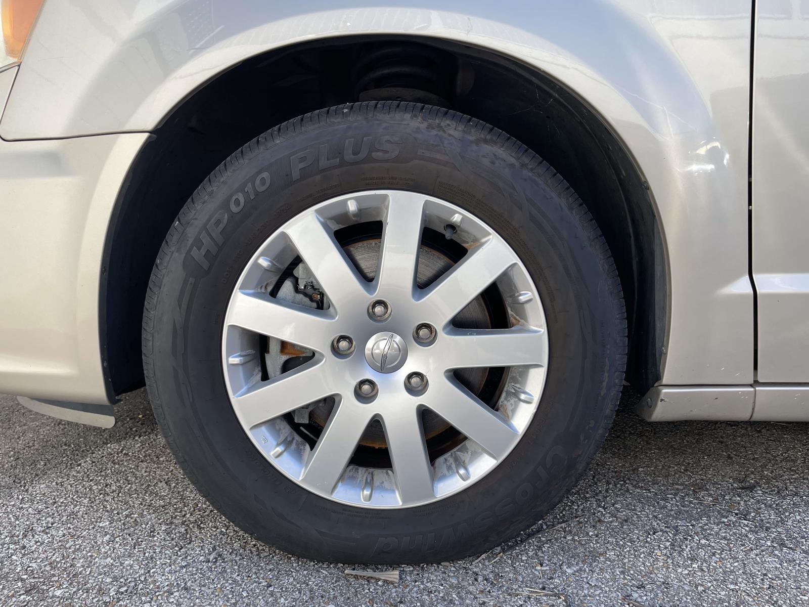 2013 Chrysler Town & Country Touring photo 2