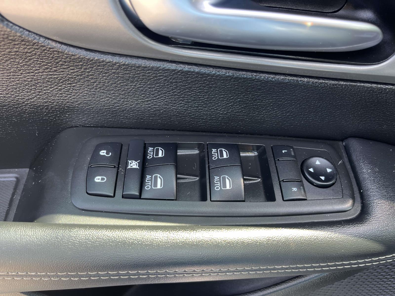 2025 Chrysler Pacifica Select - Photo 12