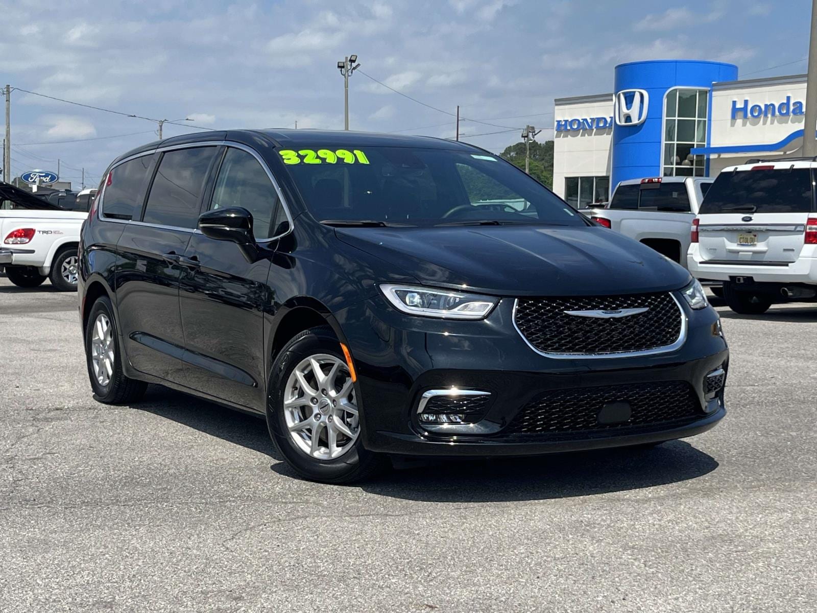 2025 Chrysler Pacifica Select's photo