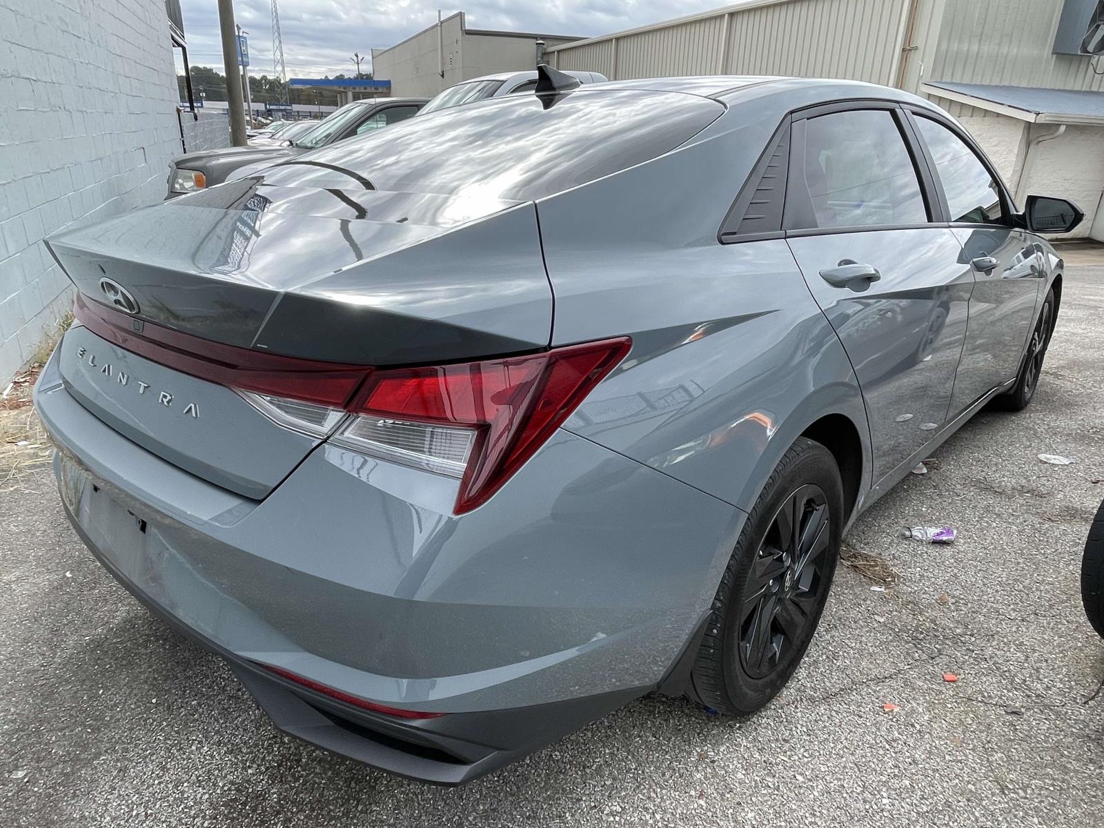 2022 Hyundai Elantra SEL photo 2