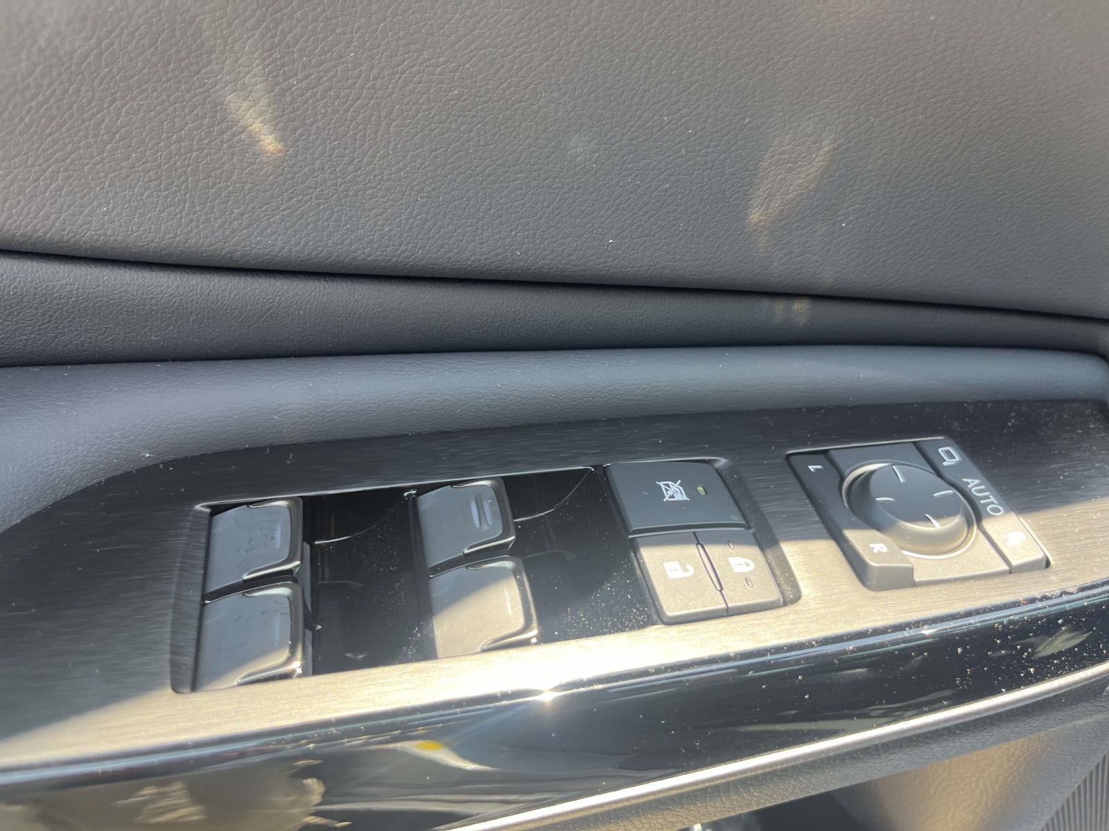 2025 Lexus ES 350 - Photo 12
