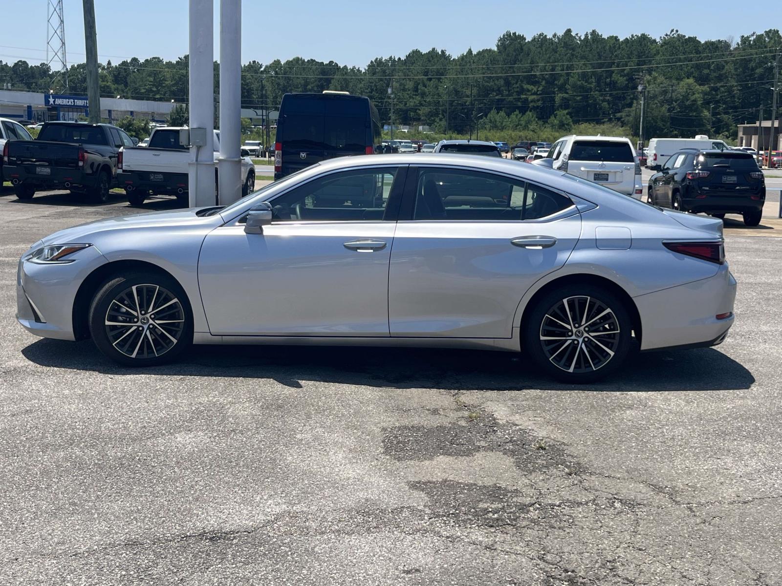 2025 Lexus ES 350 - Photo 6