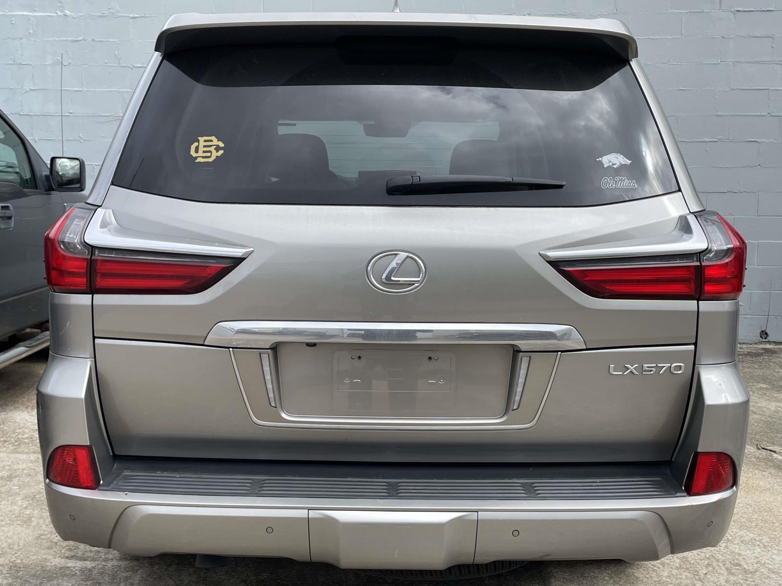 2018 Lexus LX 570 photo 4