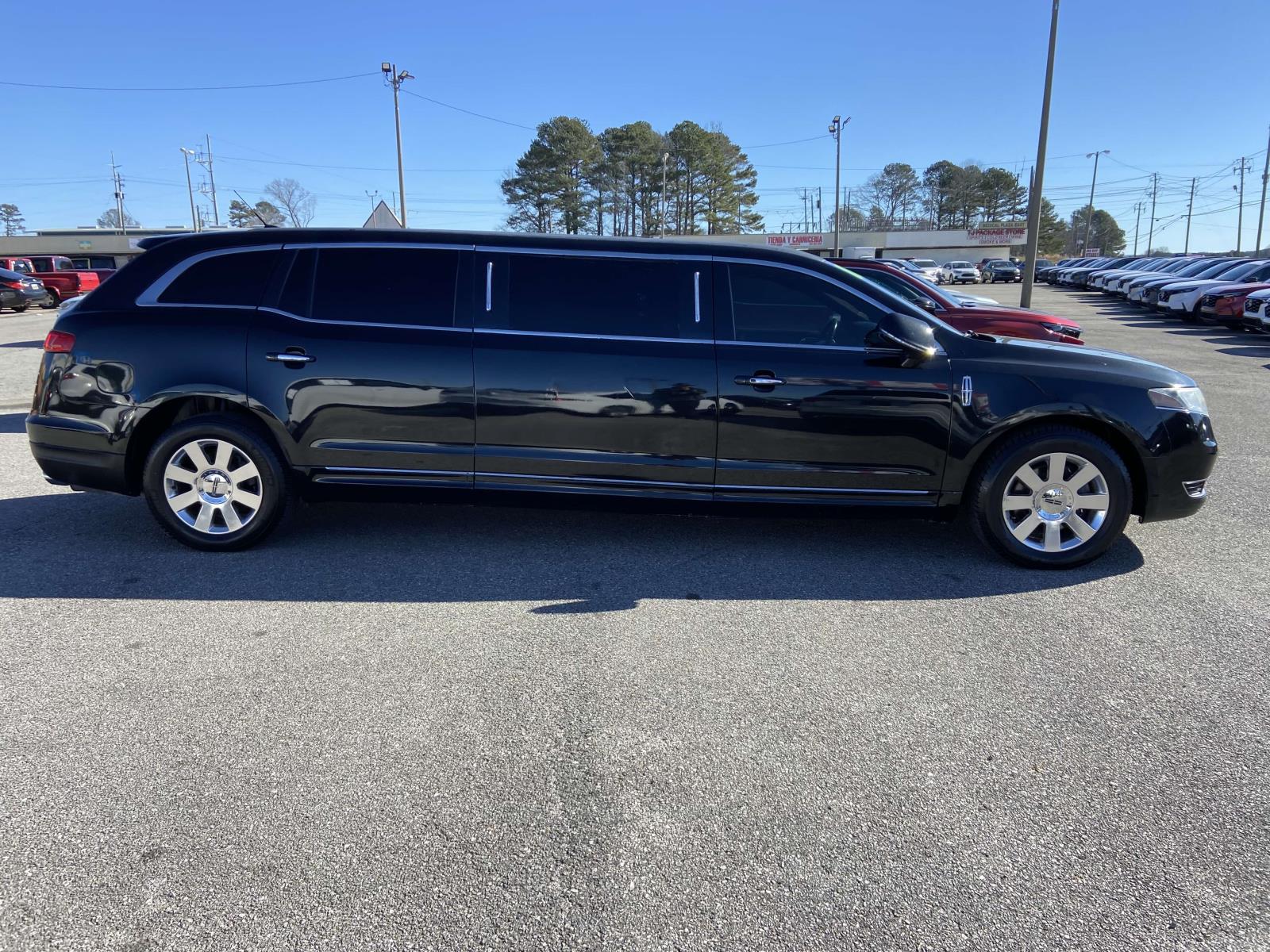 2014 Lincoln MKT photo 2