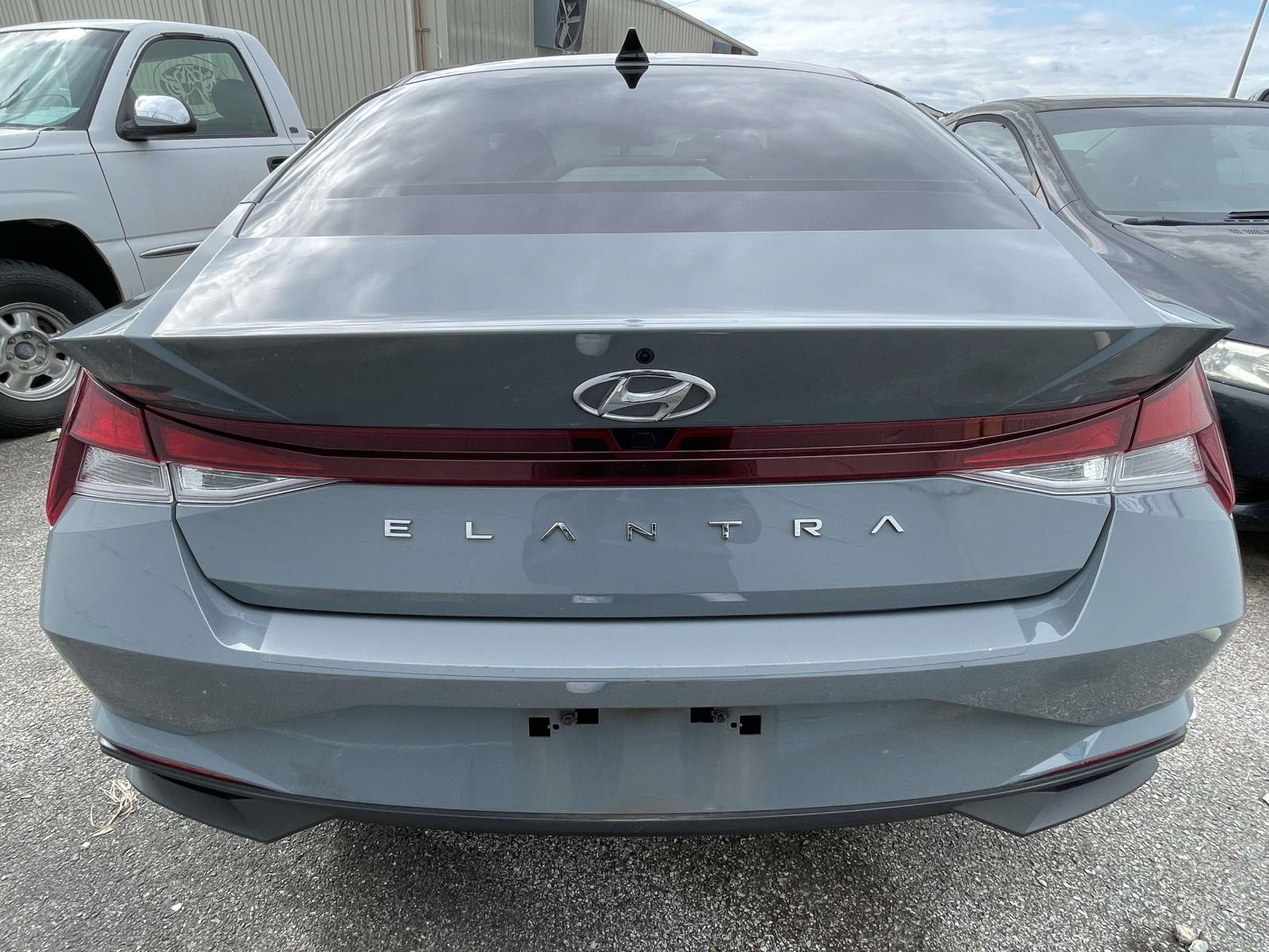 2022 Hyundai Elantra SEL photo 4