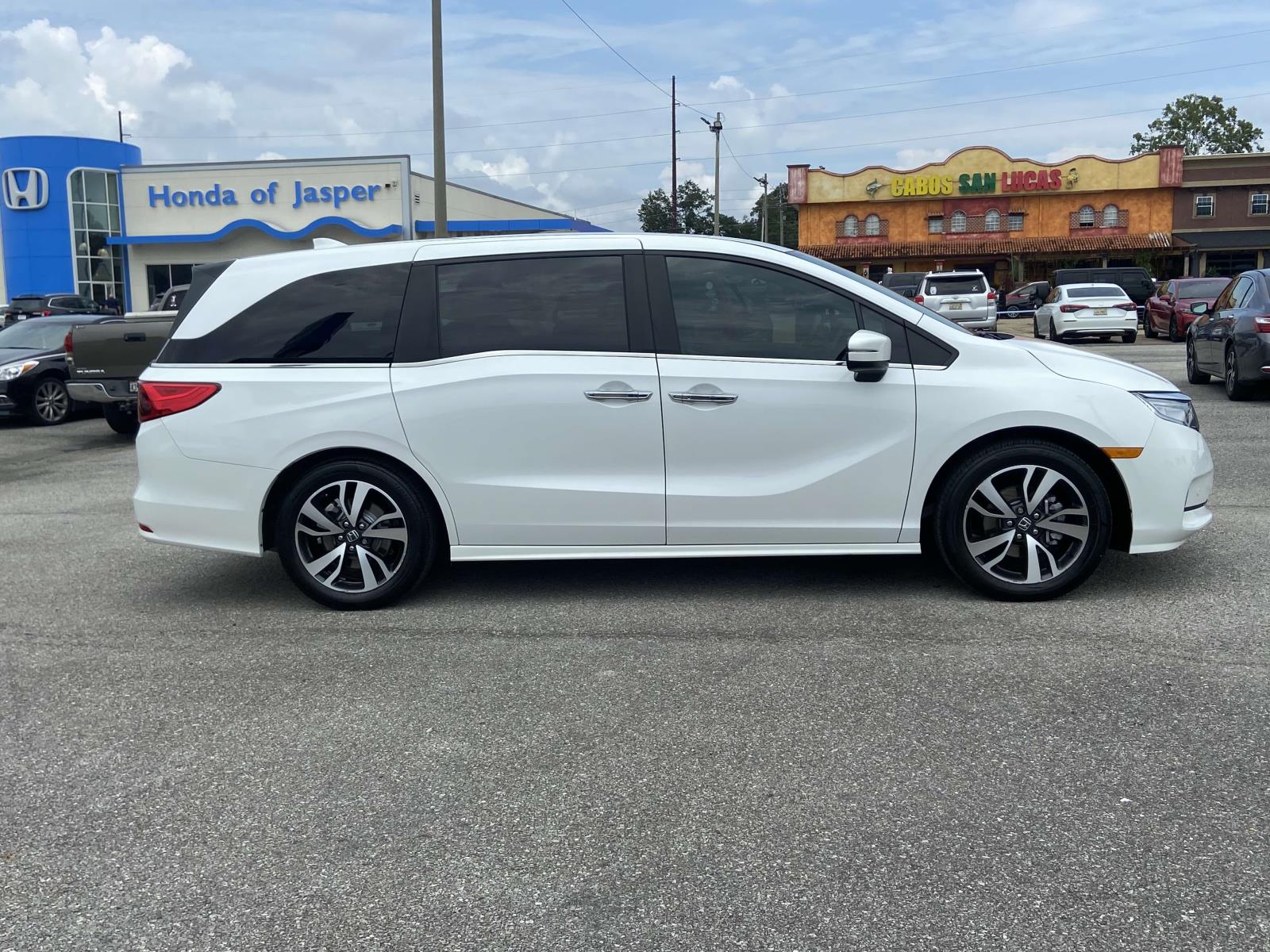 2024 Honda Odyssey Touring photo 2