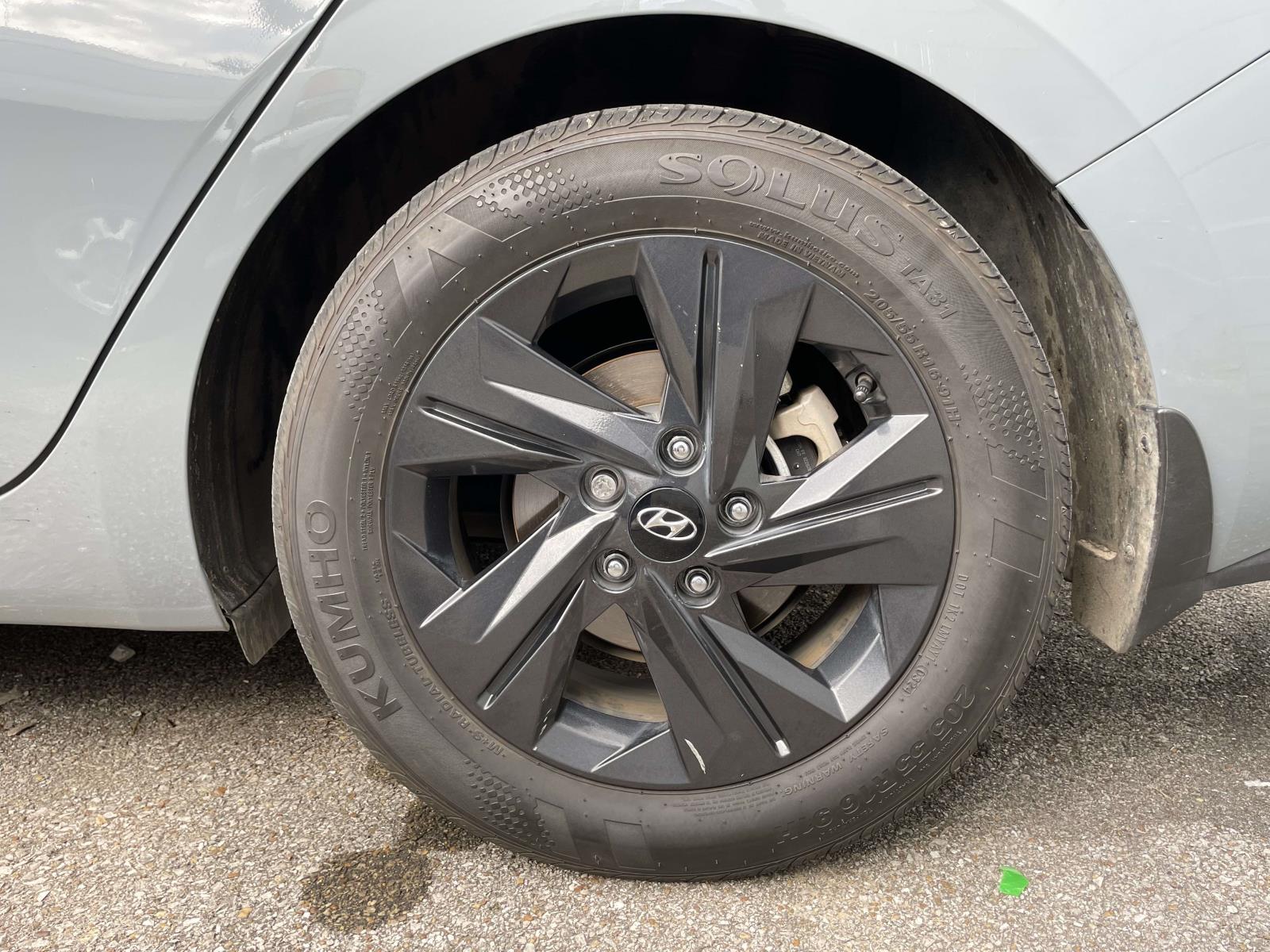 2022 Hyundai Elantra SEL photo 3