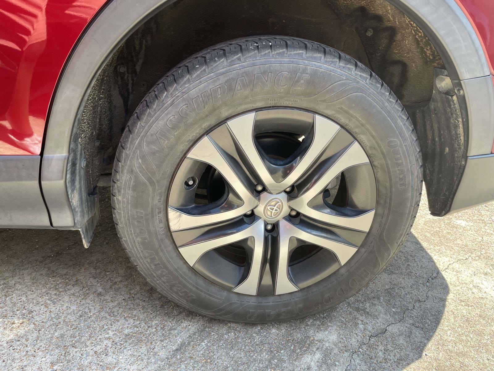 2018 Toyota RAV4 LE photo 3