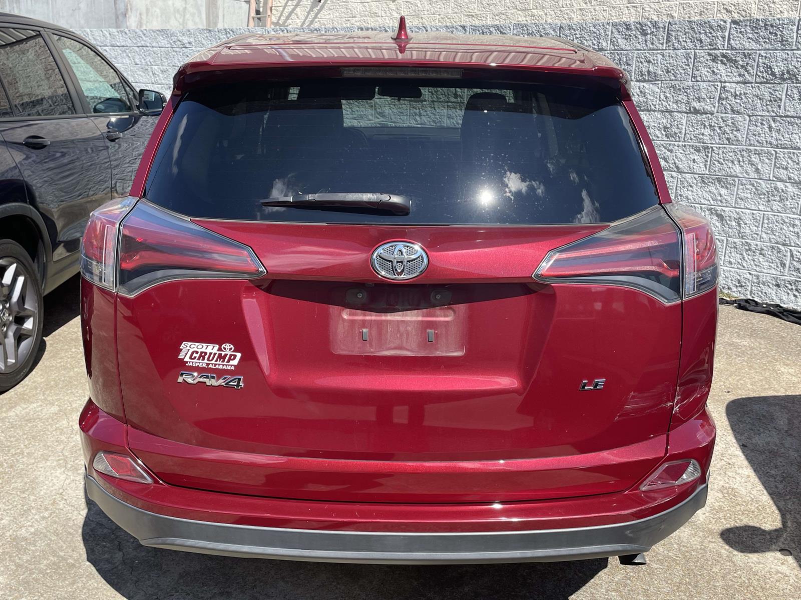 2018 Toyota RAV4 LE photo 4