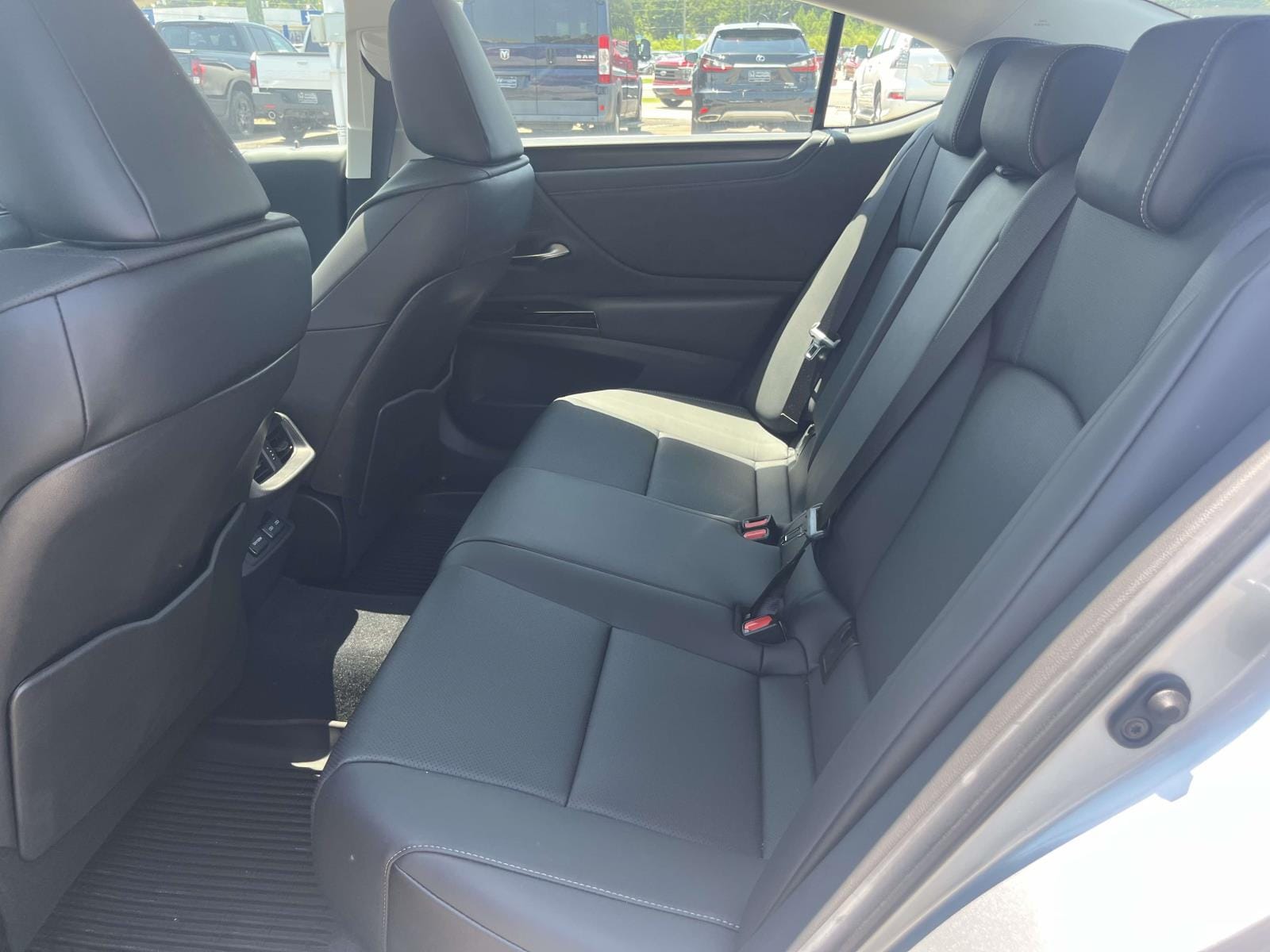 2025 Lexus ES 350 - Photo 9