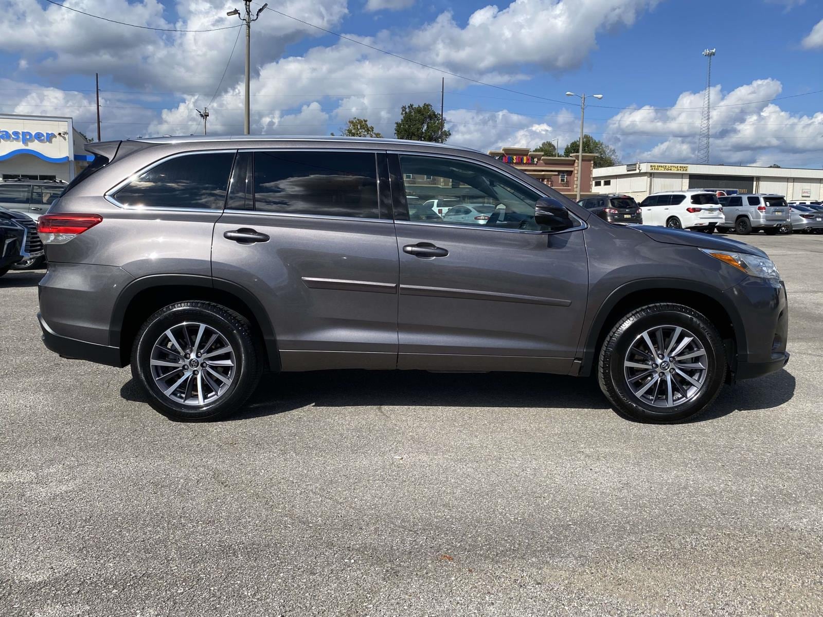 Used 2017 Toyota Highlander XLE with VIN 5TDKZRFH1HS214827 for sale in Jasper, AL