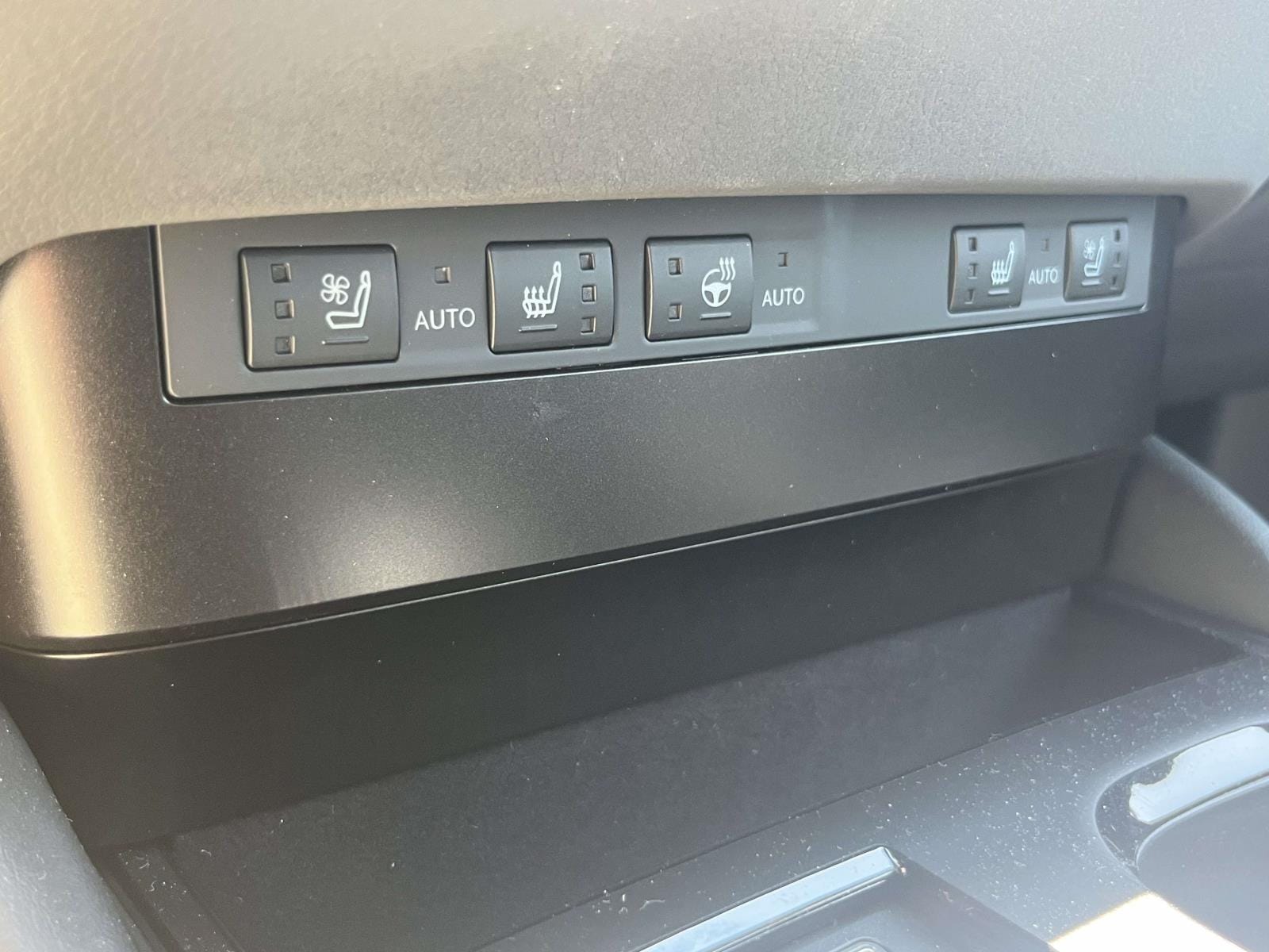 2025 Lexus ES 350 - Photo 20