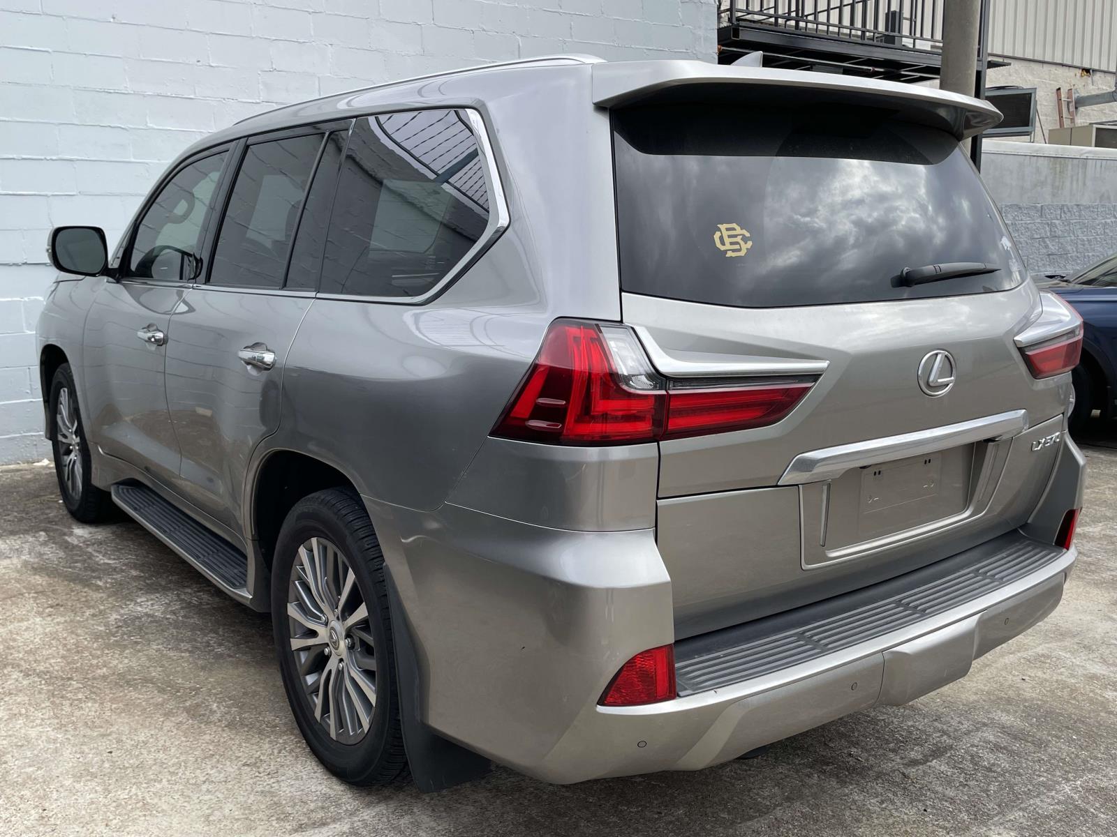 2018 Lexus LX 570 photo 2