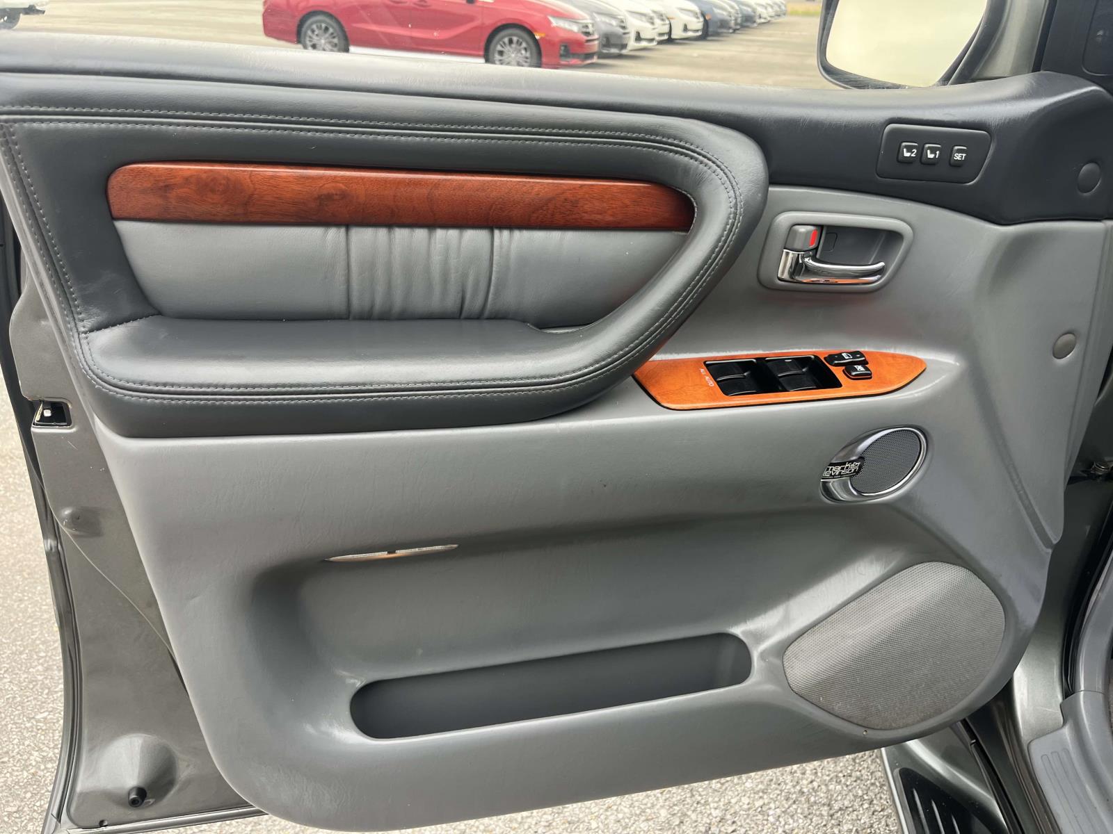 2002 Lexus LX 470 - Photo 13