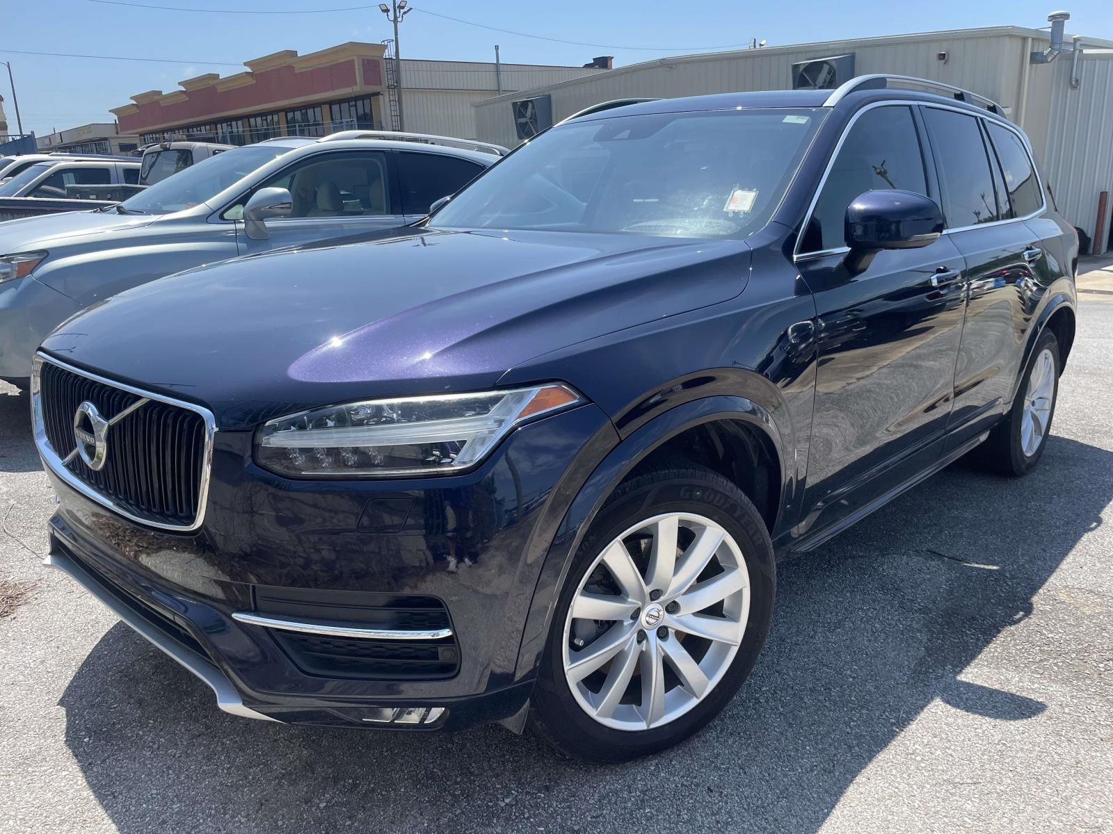 2016 Volvo XC90 T6 AWD Momentum's photo