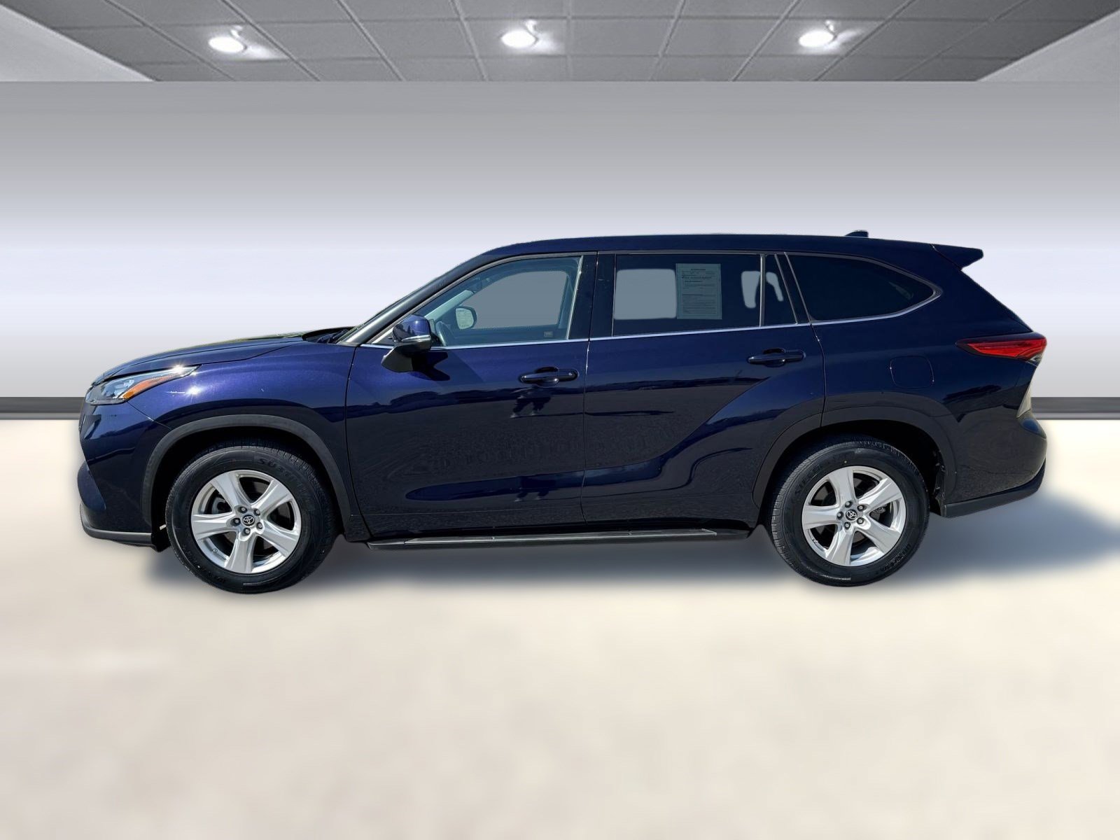 2020 Toyota Highlander LE photo 2