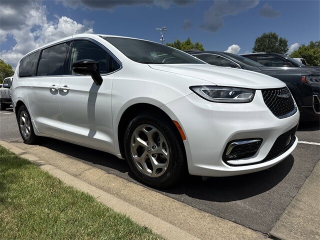 2024 Chrysler Pacifica Limited photo 3