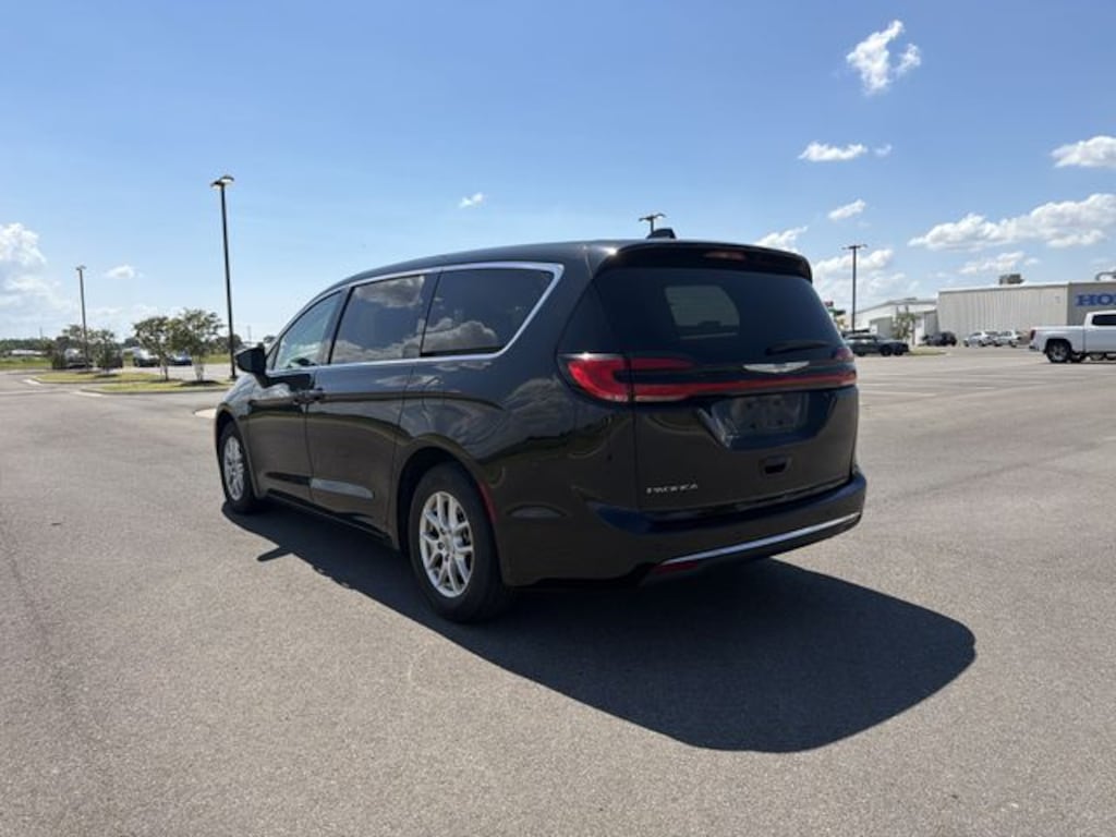Used 2023 Chrysler Pacifica Touring L Minivan/Van