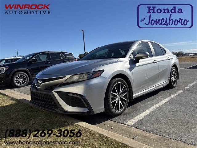 2024 Toyota Camry SE's photo