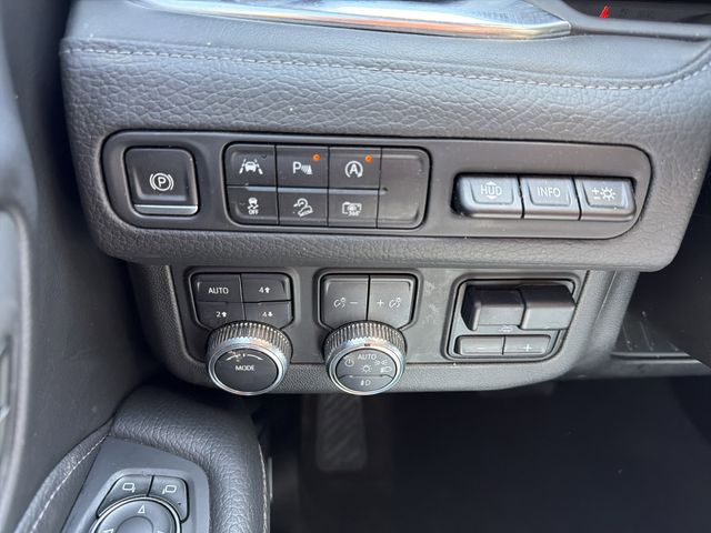 2024 GMC Yukon Denali - Photo 37