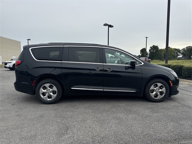 2017 Chrysler Pacifica Touring Plus photo 2