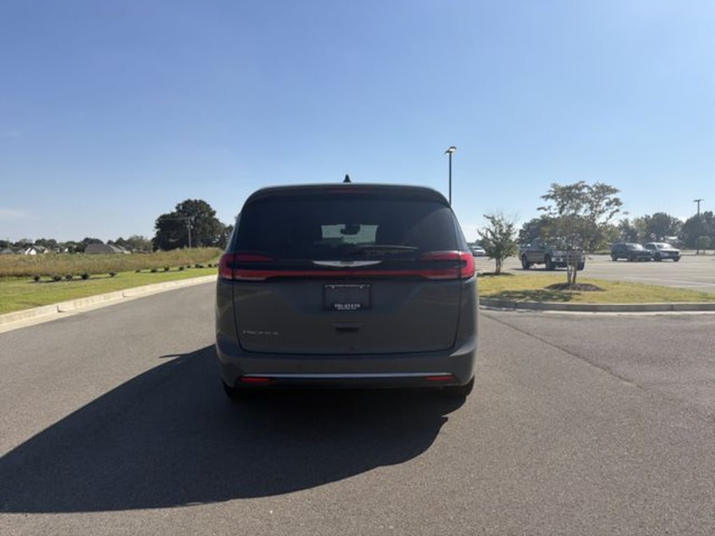 Used 2023 Chrysler Pacifica Touring L Minivan/Van