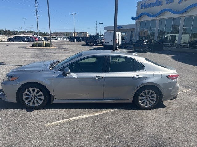 2019 Toyota Camry LE photo 4