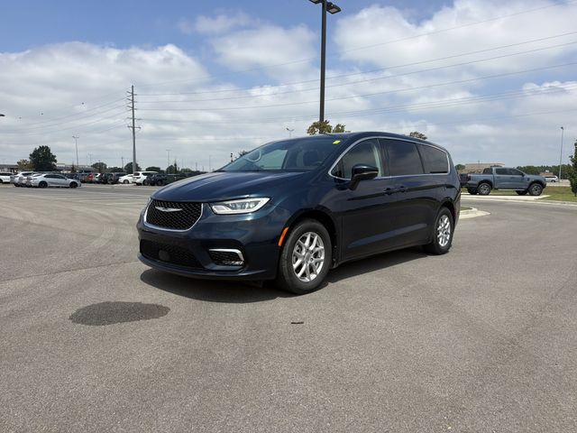 2023 Chrysler Pacifica Touring L's photo