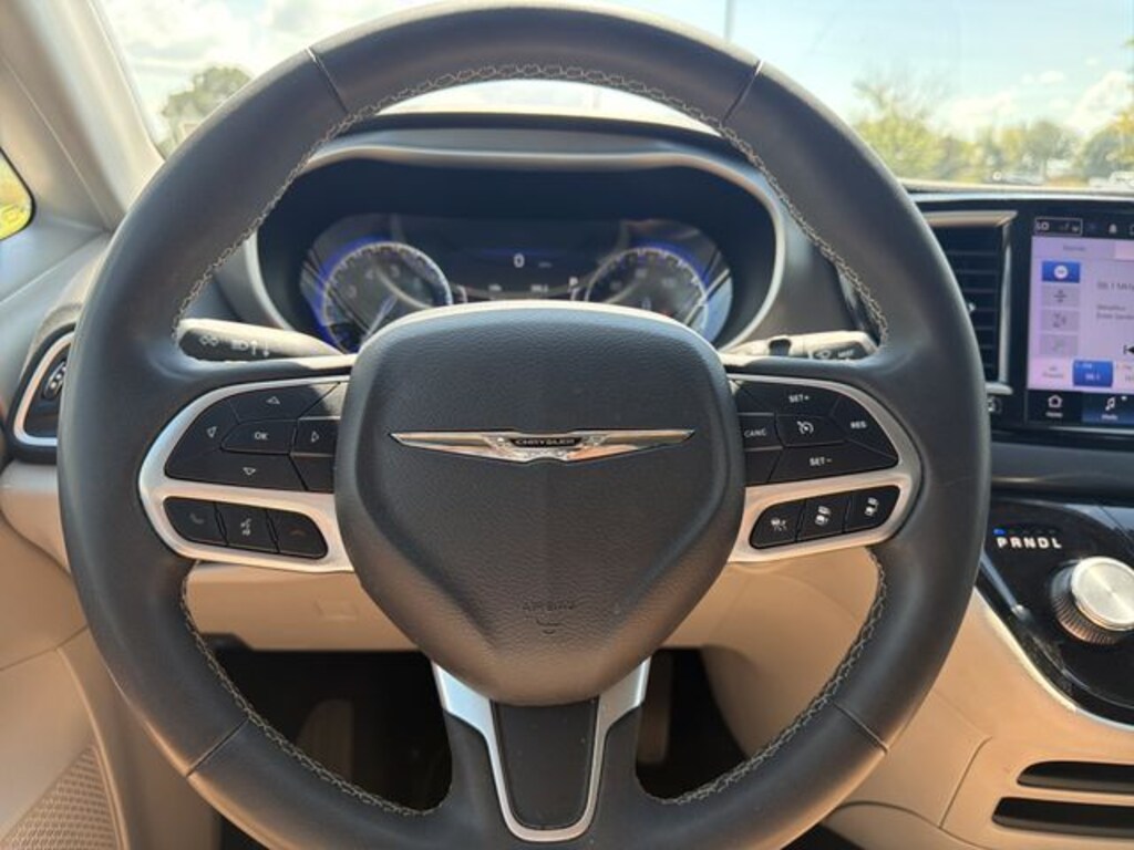 Used 2023 Chrysler Pacifica Touring L Minivan/Van
