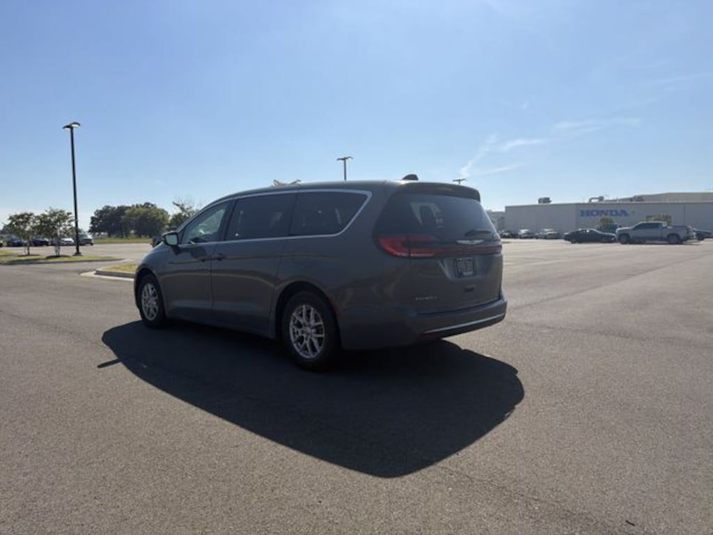Used 2023 Chrysler Pacifica Touring L Minivan/Van