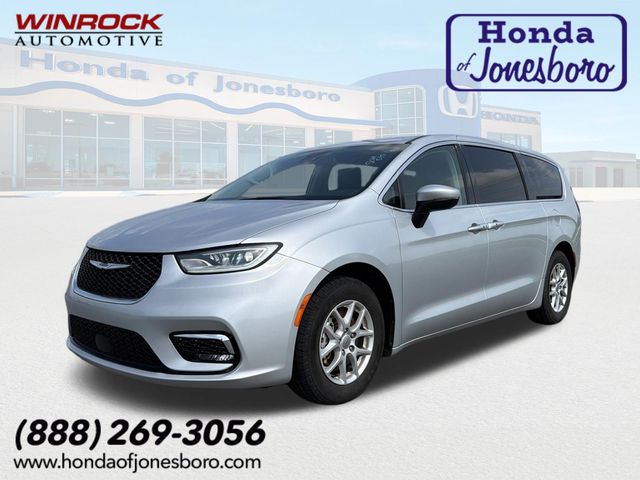 2023 Chrysler Pacifica Touring L's photo