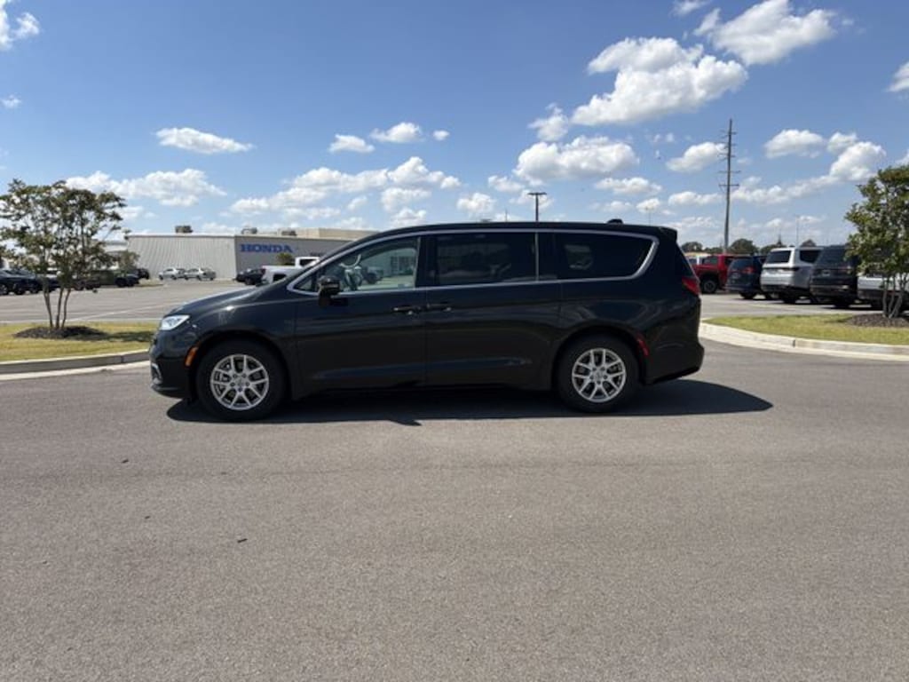 Used 2023 Chrysler Pacifica Touring L Minivan/Van